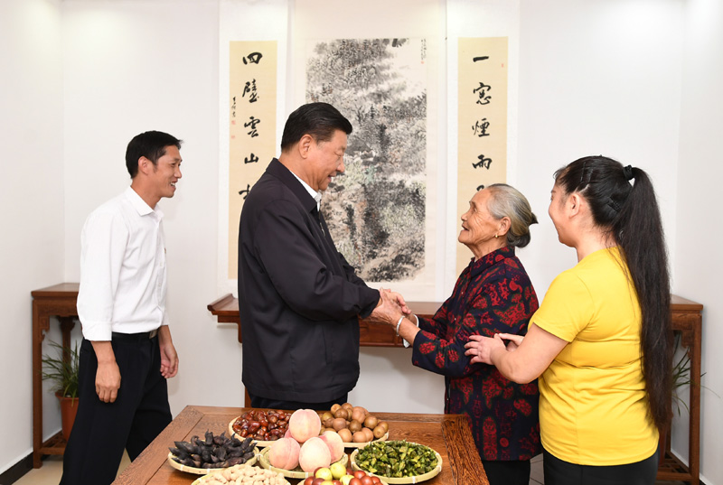　　9月16日至18日，中共中央總書記、國家主席、中央軍委主席習(xí)近平在河南考察。這是16日下午，習(xí)近平在信陽市新縣田鋪鄉(xiāng)田鋪大塆“老家寒舍”民宿店，同店主一家親切交談。 新華社記者 謝環(huán)馳 攝