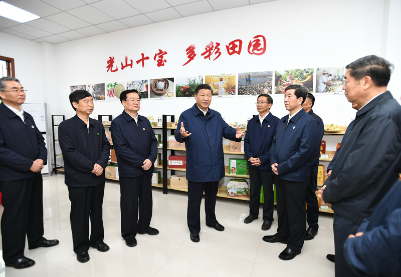 9月16日至18日，中共中央總書記、國家主席、中央軍委主席習(xí)近平在河南考察。這是17日上午，習(xí)近平在信陽市光山縣文殊鄉(xiāng)東岳村文化接待中心，了解光山縣脫貧工作和中辦在光山縣扶貧工作情況。新華社記者 謝環(huán)馳 攝