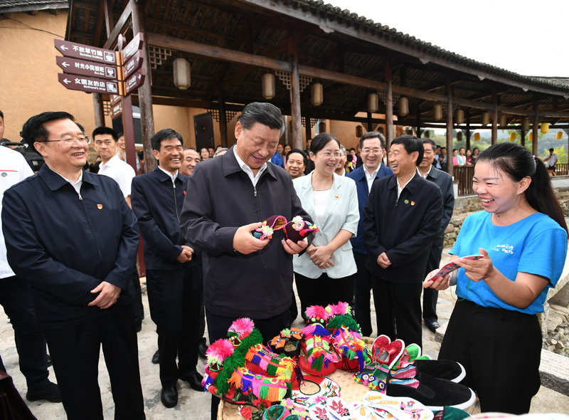 　　9月16日至18日，中共中央總書記、國家主席、中央軍委主席習(xí)近平在河南考察。這是16日下午，習(xí)近平在信陽市新縣田鋪鄉(xiāng)田鋪大塆考察調(diào)研。 新華社記者 謝環(huán)馳 攝