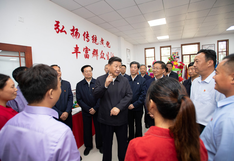 9月16日至18日，中共中央總書記、國家主席、中央軍委主席習(xí)近平在河南考察。這是17日上午，習(xí)近平在信陽市光山縣文殊鄉(xiāng)東岳村文化接待中心，同當?shù)孛撠氈赂粠ь^人親切交流，勉勵他們帶動更多鄉(xiāng)親們致富。新華社記者 謝環(huán)馳 攝