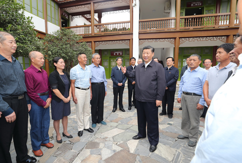 　　9月16日至18日，中共中央總書記、國家主席、中央軍委主席習(xí)近平在河南考察。這是16日下午，習(xí)近平在位于信陽市新縣的鄂豫皖蘇區(qū)首府革命博物館，同當?shù)丶t軍后代、革命烈士家屬代表親切交談。 新華社記者 鞠鵬 攝