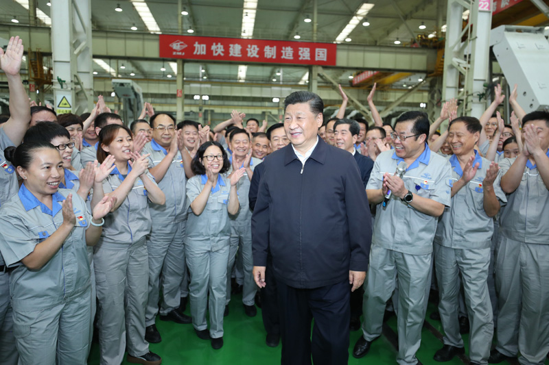 9月16日至18日，中共中央總書記、國家主席、中央軍委主席習(xí)近平在河南考察。這是17日下午，習(xí)近平在鄭州煤礦機械集團股份有限公司總裝車間同工人們親切交流，鼓勵他們加強自主創(chuàng)新，爭創(chuàng)發(fā)展戰(zhàn)略優(yōu)勢。新華社記者 鞠鵬 攝