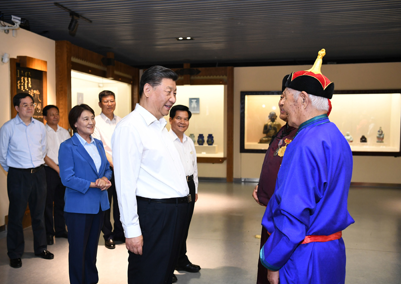 7月15日至16日，中共中央總書記、國家主席、中央軍委主席習近平在內(nèi)蒙古考察并指導開展“不忘初心、牢記使命”主題教育。這是15日上午，習近平在赤峰博物館同古典民族史詩《格薩（斯）爾》非物質文化遺產(chǎn)傳承人親切交談。