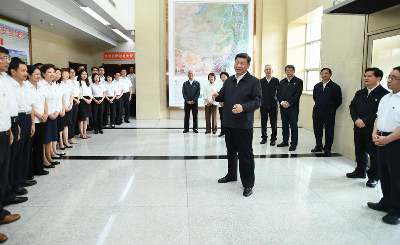 7月15日至16日，中共中央總書記、國家主席、中央軍委主席習近平在內(nèi)蒙古考察并指導開展“不忘初心、牢記使命”主題教育。這是16日上午，習近平到內(nèi)蒙古自治區(qū)自然資源廳，實地調(diào)研指導開展“不忘初心、牢記使命”主題教育。