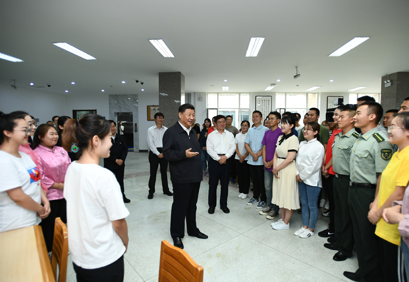 7月15日至16日，中共中央總書記、國家主席、中央軍委主席習近平在內(nèi)蒙古考察并指導開展“不忘初心、牢記使命”主題教育。這是16日上午，習近平在內(nèi)蒙古大學圖書館同學生們親切交談，勉勵他們志存高遠、腳踏實地、發(fā)奮圖強。