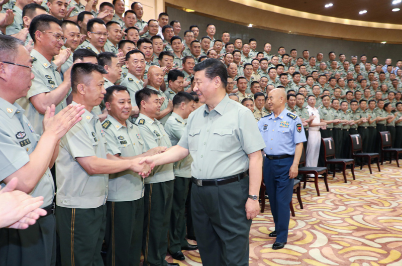 7月15日至16日，中共中央總書記、國家主席、中央軍委主席習近平在內(nèi)蒙古考察并指導開展“不忘初心、牢記使命”主題教育。這是16日上午，習近平在呼和浩特親切接見駐內(nèi)蒙古部隊副師職以上領導干部和團級單位主官，代表黨中央和中央軍委向駐內(nèi)蒙古部隊全體官兵致以誠摯問候。