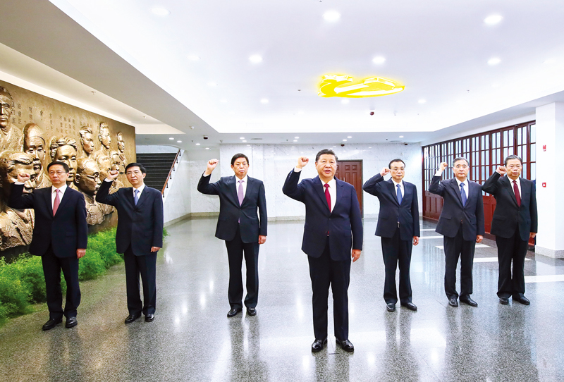 　2017年10月31日，中共中央總書記、國家主席、中央軍委主席習(xí)近平帶領(lǐng)中共中央政治局常委李克強(qiáng)、栗戰(zhàn)書、汪洋、王滬寧、趙樂際、韓正，瞻仰上海中共一大會(huì)址和浙江嘉興南湖紅船。這是31日上午，在上海中共一大會(huì)址紀(jì)念館，習(xí)近平帶領(lǐng)其他中共中央政治局常委同志一起重溫入黨誓詞。 新華社記者 蘭紅光/攝