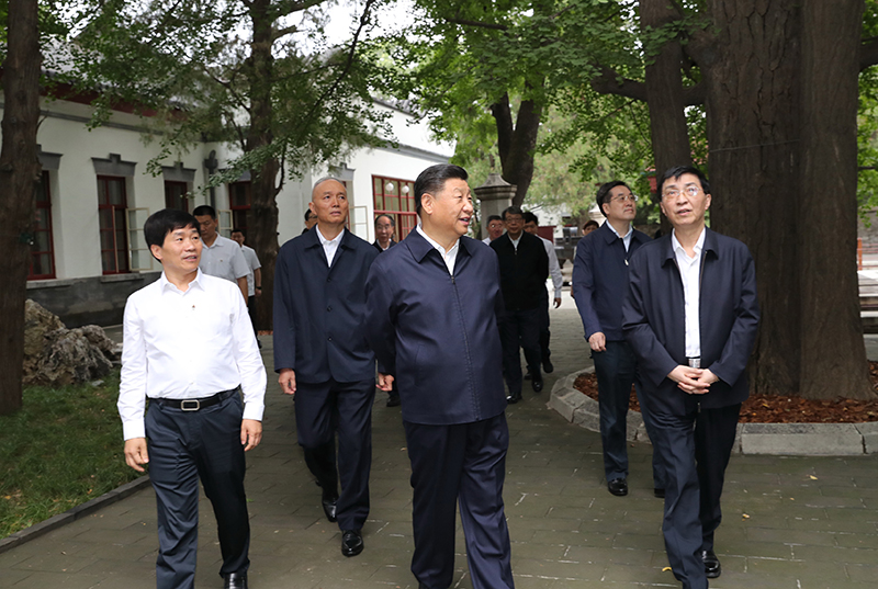 9月12日，中共中央總書記、國家主席、中央軍委主席習(xí)近平視察中共中央北京香山革命紀(jì)念地。這是習(xí)近平瞻仰雙清別墅。