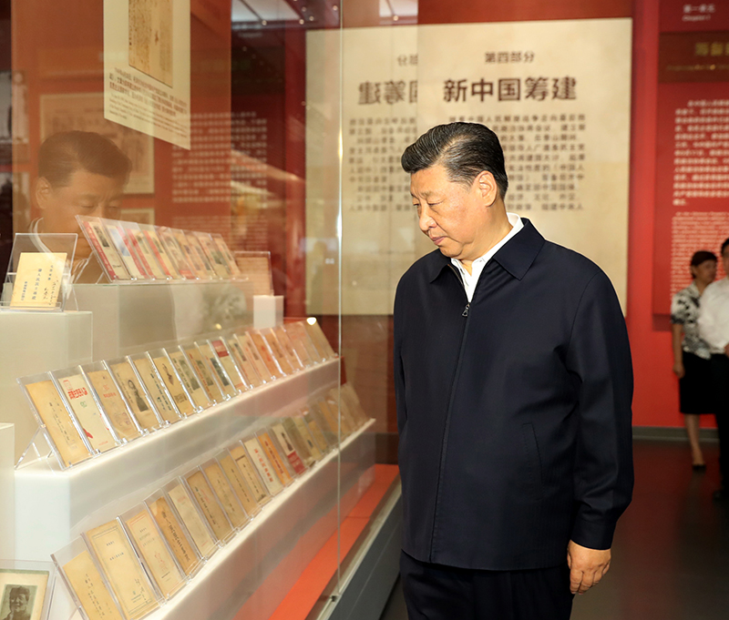 9月12日，中共中央總書記、國家主席、中央軍委主席習(xí)近平視察中共中央北京香山革命紀(jì)念地。這是習(xí)近平在香山革命紀(jì)念館參觀《為新中國奠基》主題展覽。