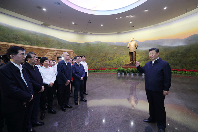 9月12日，中共中央總書記、國家主席、中央軍委主席習(xí)近平視察中共中央北京香山革命紀(jì)念地。這是習(xí)近平在香山革命紀(jì)念館參觀《為新中國奠基》主題展覽，并發(fā)表重要講話。