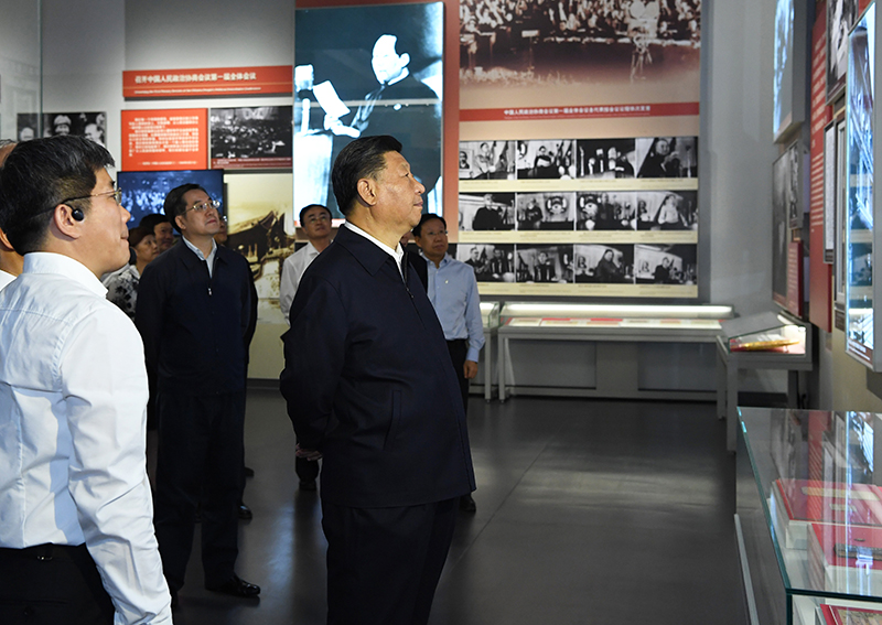 9月12日，中共中央總書記、國家主席、中央軍委主席習(xí)近平視察中共中央北京香山革命紀(jì)念地。這是習(xí)近平在香山革命紀(jì)念館參觀《為新中國奠基》主題展覽。