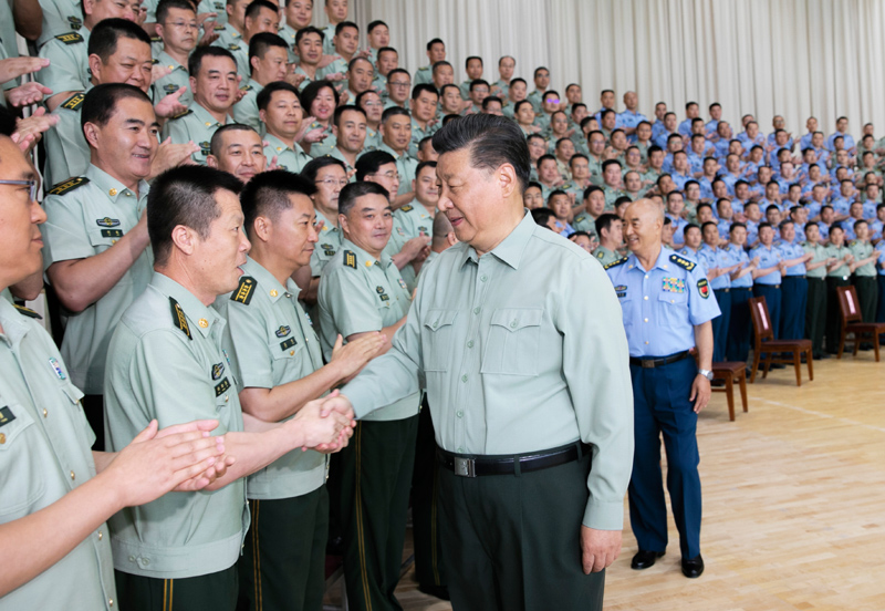 8月22日，中共中央總書記、國家主席、中央軍委主席習(xí)近平到空軍某基地視察。這是習(xí)近平親切接見駐甘肅部隊副師職以上領(lǐng)導(dǎo)干部和團級單位主官。