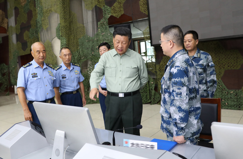 8月22日，中共中央總書記、國家主席、中央軍委主席習(xí)近平到空軍某基地視察。這是習(xí)近平察看基地作戰(zhàn)指揮中心，了解戰(zhàn)備值班和訓(xùn)練情況。