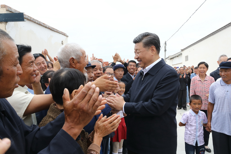 8月19日至22日，中共中央總書記、國家主席、中央軍委主席習(xí)近平在甘肅考察。這是21日上午，習(xí)近平在武威市古浪縣黃花灘生態(tài)移民區(qū)富民新村同村民親切交談。