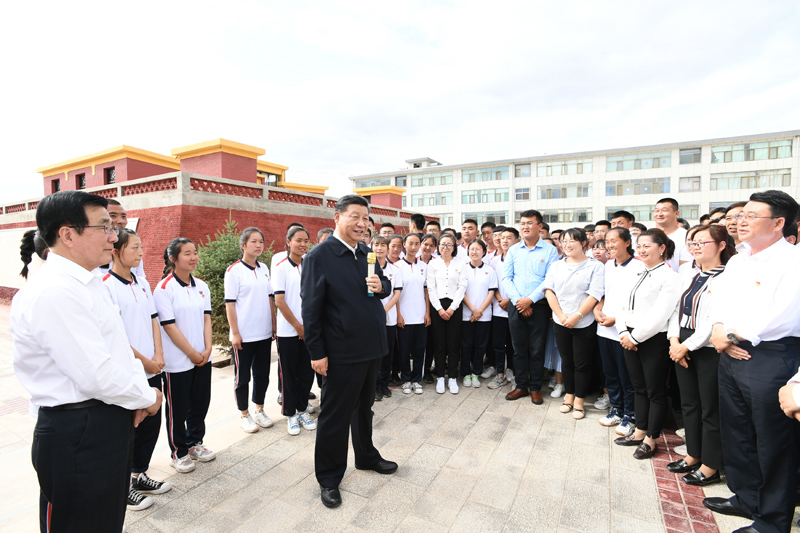 8月19日至22日，中共中央總書記、國家主席、中央軍委主席習(xí)近平在甘肅考察。這是20日下午，習(xí)近平在張掖市山丹培黎學(xué)校同師生親切交流。