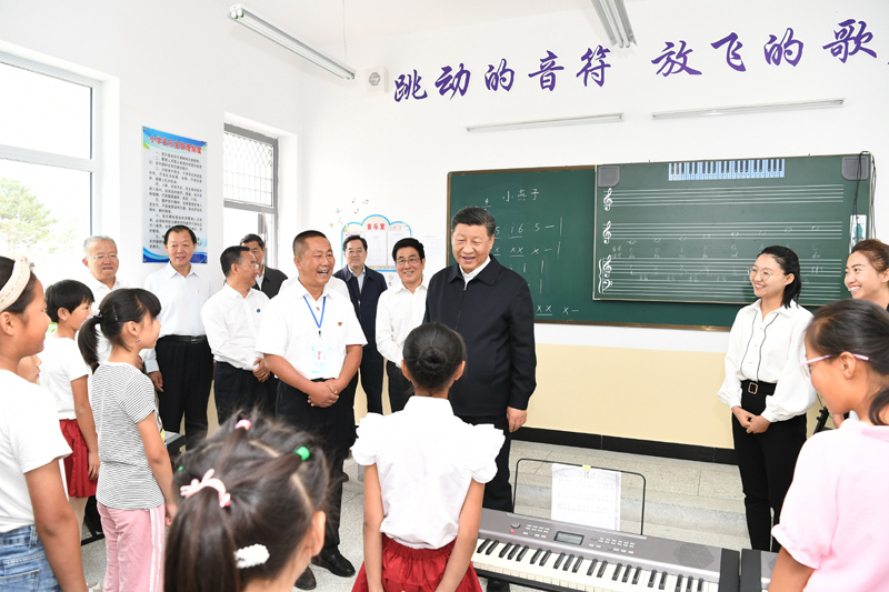 8月19日至22日，中共中央總書記、國家主席、中央軍委主席習(xí)近平在甘肅考察。這是21日上午，習(xí)近平在武威市古浪縣黃花灘生態(tài)移民區(qū)富民新村富民小學(xué)的音樂教室，認真觀看正在進行的音樂課教學(xué)。