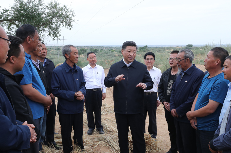 8月19日至22日，中共中央總書記、國家主席、中央軍委主席習(xí)近平在甘肅考察。這是21日上午，習(xí)近平在武威市古浪縣八步沙林場同“六老漢”代表及林場職工親切交談。