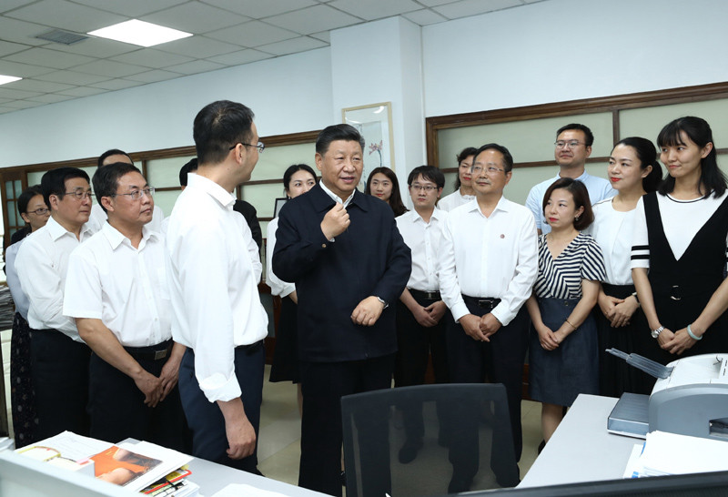 8月19日至22日，中共中央總書記、國家主席、中央軍委主席習(xí)近平在甘肅考察。這是21日下午，習(xí)近平在《讀者》編輯部同工作人員交流，勉勵他們?yōu)槿嗣裉峁└鄡?yōu)秀精神食糧。
