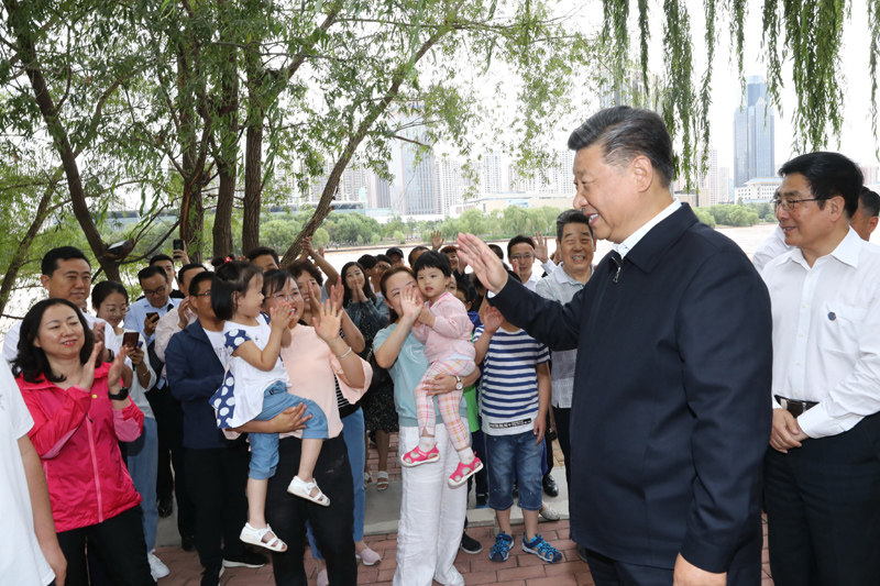 8月19日至22日，中共中央總書記、國家主席、中央軍委主席習(xí)近平在甘肅考察。這是21日下午，習(xí)近平在蘭州市黃河治理蘭鐵泵站項目點同正在休閑的群眾親切交談。
