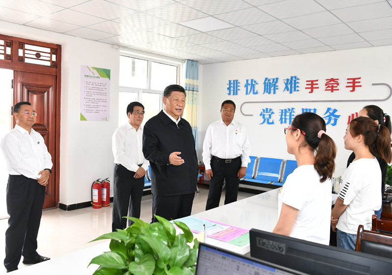 8月19日至22日，中共中央總書記、國家主席、中央軍委主席習(xí)近平在甘肅考察。這是21日上午，習(xí)近平在武威市古浪縣黃花灘生態(tài)移民區(qū)富民新村黨群服務(wù)中心考察。